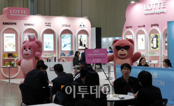 ▲21일 경기 일산 킨텍스에서 열린 2025 수출 붐업 코리아 위크에서 해외바이어들이 수출상담을 하고 있다. 올해는 아시아태평양경제협력체(APEC) 정상회의가 경주에서 열리는 것을 계기로 70개국에서 1700여개 글로벌 기업이 방한해 작년보다 참가 규모가 70% 커졌다. 행사 연계 전시회도 작년 20개에서 올해 28개로 늘어 전자, 반도체, 미래차, 조선해양, 바이오, 소비재 등 다양한 산업 분야가 참여한다. 고이란 기자 photoeran@