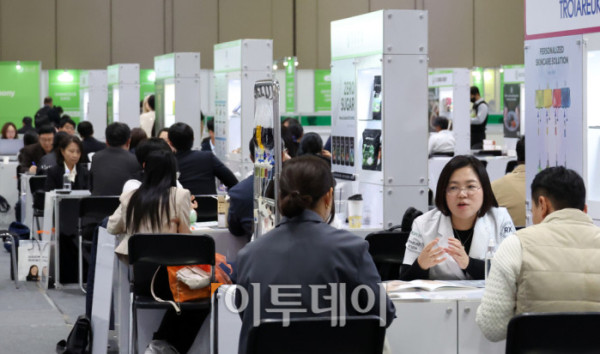 ▲21일 경기 일산 킨텍스에서 열린 2025 수출 붐업 코리아 위크에서 해외바이어들이 수출상담을 하고 있다. 올해는 아시아태평양경제협력체(APEC) 정상회의가 경주에서 열리는 것을 계기로 70개국에서 1700여개 글로벌 기업이 방한해 작년보다 참가 규모가 70% 커졌다. 행사 연계 전시회도 작년 20개에서 올해 28개로 늘어 전자, 반도체, 미래차, 조선해양, 바이오, 소비재 등 다양한 산업 분야가 참여한다. 고이란 기자 photoeran@