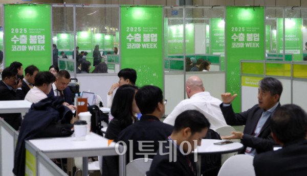 ▲21일 경기 일산 킨텍스에서 열린 2025 수출 붐업 코리아 위크에서 해외바이어들이 수출상담을 하고 있다. 올해는 아시아태평양경제협력체(APEC) 정상회의가 경주에서 열리는 것을 계기로 70개국에서 1700여개 글로벌 기업이 방한해 작년보다 참가 규모가 70% 커졌다. 행사 연계 전시회도 작년 20개에서 올해 28개로 늘어 전자, 반도체, 미래차, 조선해양, 바이오, 소비재 등 다양한 산업 분야가 참여한다. 고이란 기자 photoeran@