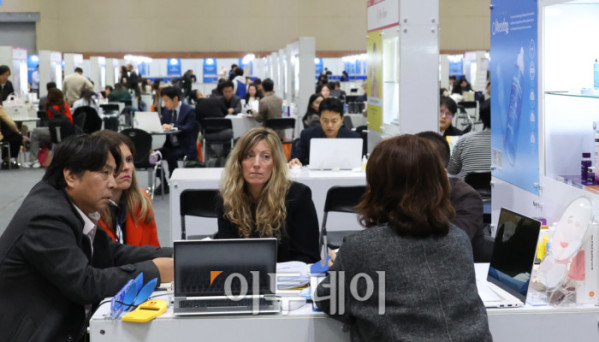 ▲21일 경기 일산 킨텍스에서 열린 2025 수출 붐업 코리아 위크에서 해외바이어들이 수출상담을 하고 있다. 올해는 아시아태평양경제협력체(APEC) 정상회의가 경주에서 열리는 것을 계기로 70개국에서 1700여개 글로벌 기업이 방한해 작년보다 참가 규모가 70% 커졌다. 행사 연계 전시회도 작년 20개에서 올해 28개로 늘어 전자, 반도체, 미래차, 조선해양, 바이오, 소비재 등 다양한 산업 분야가 참여한다. 고이란 기자 photoeran@