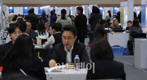 ▲21일 경기 일산 킨텍스에서 열린 2025 수출 붐업 코리아 위크에서 해외바이어들이 수출상담을 하고 있다. 올해는 아시아태평양경제협력체(APEC) 정상회의가 경주에서 열리는 것을 계기로 70개국에서 1700여개 글로벌 기업이 방한해 작년보다 참가 규모가 70% 커졌다. 행사 연계 전시회도 작년 20개에서 올해 28개로 늘어 전자, 반도체, 미래차, 조선해양, 바이오, 소비재 등 다양한 산업 분야가 참여한다. 고이란 기자 photoeran@