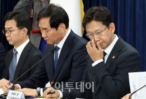 ▲배경훈 부총리 겸 과학기술정보통신부 장관이 22일 서울 종로구 정부서울청사에서 범부처 정보보호 종합대책 관련 브리핑을 마치고 얼굴을 만지고 있다. 고이란 기자 photoeran@