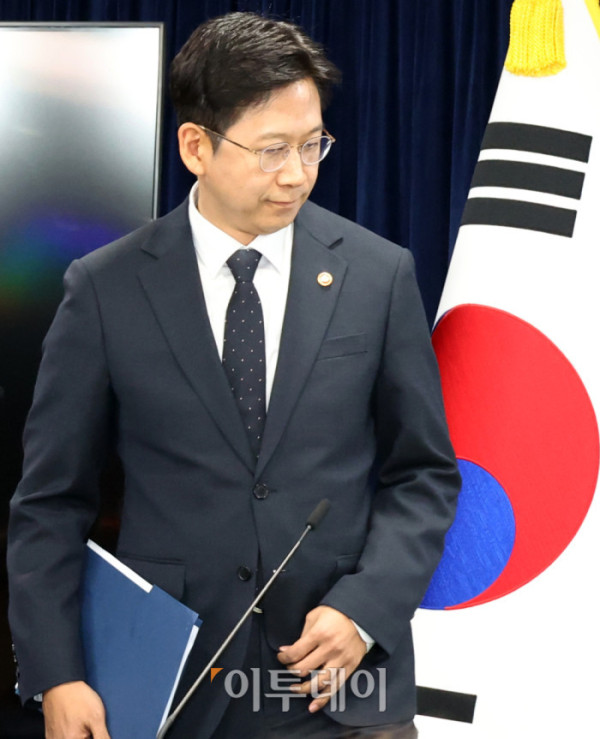 ▲배경훈 부총리 겸 과학기술정보통신부 장관이 22일 서울 종로구 정부서울청사에서 범부처 정보보호 종합대책 관련 브리핑을 위해 입장하고 있다. 고이란 기자 photoeran@