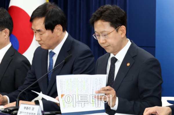 ▲배경훈 부총리 겸 과학기술정보통신부 장관이 22일 서울 종로구 정부서울청사에서 범부처 정보보호 종합대책 관련 브리핑을 마치고 자료를 살펴보고 있다. 고이란 기자 photoeran@