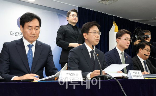 ▲배경훈 부총리 겸 과학기술정보통신부 장관이 22일 서울 종로구 정부서울청사에서 범부처 정보보호 종합대책 관련 브리핑을 하고 있다. 고이란 기자 photoeran@