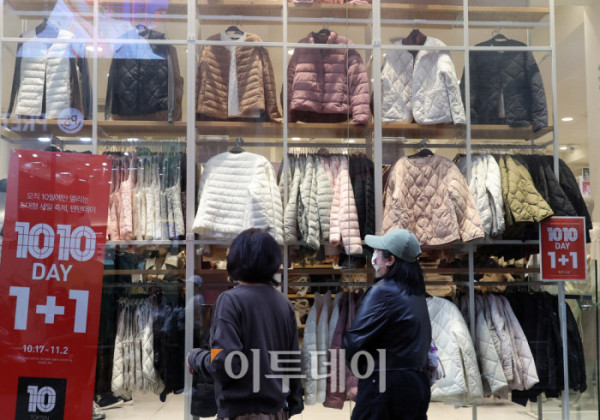 ▲아침 최저 기온이 한자릿수로 떨어지며 초겨울 추위가 찾아온 22일 서울 명동 상점에 방한용품들이 걸려있다. 패션 플랫폼 W컨셉에 따르면 추워진 날씨로 인해 이달 8일부터 15일까지 아우터 매출이 지난해 같은 기간과 비교해 40% 증가했다. 고이란 기자 photoeran@ 