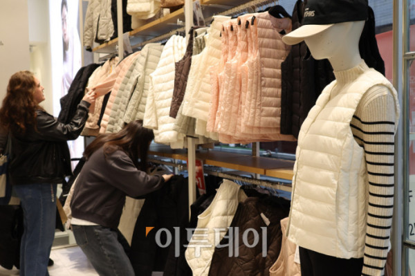 ▲아침 최저 기온이 한자릿수로 떨어지며 초겨울 추위가 찾아온 22일 서울 명동 상점에 방한용품들이 걸려있다. 패션 플랫폼 W컨셉에 따르면 추워진 날씨로 인해 이달 8일부터 15일까지 아우터 매출이 지난해 같은 기간과 비교해 40% 증가했다. 고이란 기자 photoeran@ 