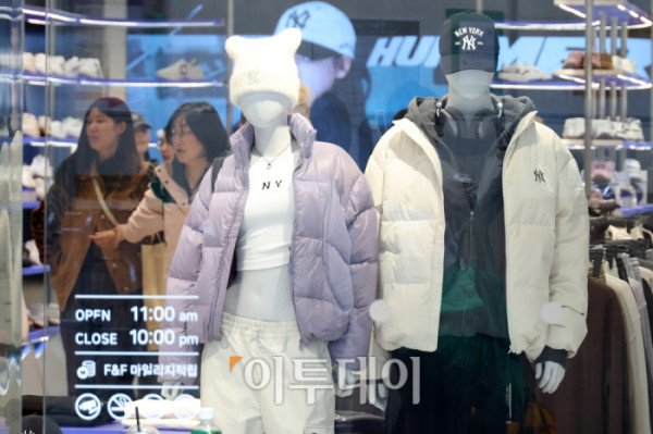 ▲아침 최저 기온이 한자릿수로 떨어지며 초겨울 추위가 찾아온 22일 서울 명동 상점에 방한용품들이 걸려있다. 패션 플랫폼 W컨셉에 따르면 추워진 날씨로 인해 이달 8일부터 15일까지 아우터 매출이 지난해 같은 기간과 비교해 40% 증가했다. 고이란 기자 photoeran@ 