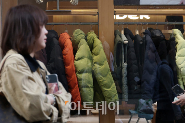 ▲아침 최저 기온이 한자릿수로 떨어지며 초겨울 추위가 찾아온 22일 서울 명동 상점에 방한용품들이 걸려있다. 패션 플랫폼 W컨셉에 따르면 추워진 날씨로 인해 이달 8일부터 15일까지 아우터 매출이 지난해 같은 기간과 비교해 40% 증가했다. 고이란 기자 photoeran@ 