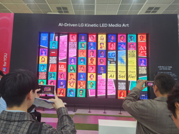 ▲LG전자 부스에서 ‘키네틱(Kinetic·움직이는) LED’를 감상하는 관람객들.(윤나래 기자)