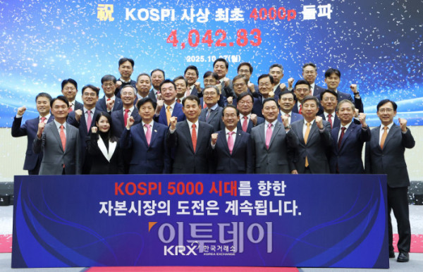 ▲정은보 한국거래소 이사장, 오기형 코스피 5000 특위 위원장, 강준현 더불어민주당 의원 등 참석자들이 27일 서울 영등포구 KRX 한국거래소 서울사무소에서 열린 코스피 사상 최초 4000 돌파 기념행사에서 세레머니를 하고 있다. 조현호 기자 hyunho@