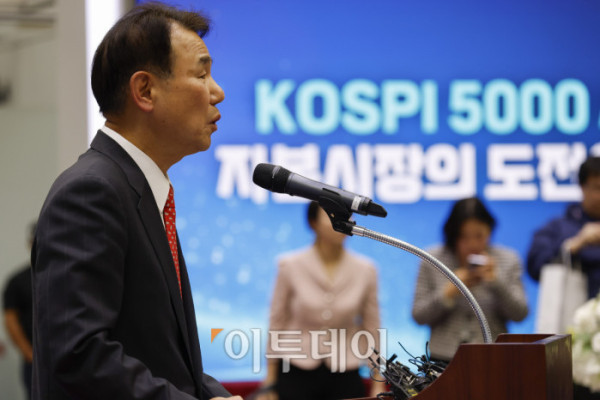 ▲정은보 한국거래소 이사장이 27일 서울 영등포구 KRX 한국거래소 서울사무소에서 열린 코스피 사상 최초 4000 돌파 기념행사에서 인사말을 하고 있다. 조현호 기자 hyunho@