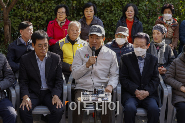 ▲오세훈 서울시장이 28일 서울 구로구 가리봉2구역 재개발 사업 현장을 찾아 주민들과 만나 간담회를 하고 있다. 조현호 기자 hyunho@