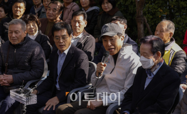 ▲오세훈 서울시장이 28일 서울 구로구 가리봉2구역 재개발 사업 현장을 찾아 주민들과 만나 간담회를 하고 있다. 조현호 기자 hyunho@