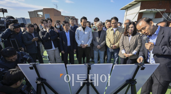 ▲오세훈 서울시장이 28일 서울 구로구 가리봉2구역 재개발 사업 현장을 찾아 관계자에게 현장에 대한 설명을 듣고 있다. 조현호 기자 hyunho@