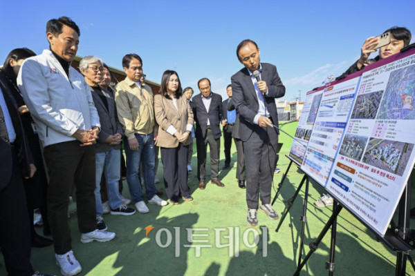 ▲오세훈 서울시장이 28일 서울 구로구 가리봉2구역 재개발 사업 현장을 찾아 관계자에게 현장에 대한 설명을 듣고 있다. 조현호 기자 hyunho@