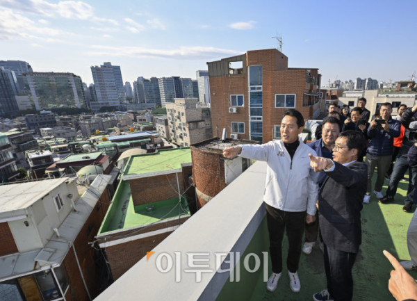 ▲오세훈 서울시장이 28일 서울 구로구 가리봉2구역 재개발 사업 현장을 찾아 일대를 둘러보고 있다. 조현호 기자 hyunho@