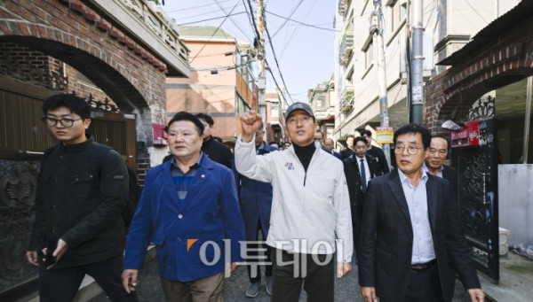 ▲오세훈 서울시장이 28일 서울 구로구 가리봉2구역 재개발 사업 현장을 찾아 일대를 둘러보고 있다. 조현호 기자 hyunho@