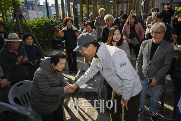 ▲오세훈 서울시장이 28일 서울 구로구 가리봉2구역 재개발 사업 현장을 찾아 주민간담회에 앞서 주민들과 인사를 하고 있다. 조현호 기자 hyunho@