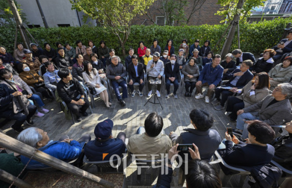 ▲오세훈 서울시장이 28일 서울 구로구 가리봉2구역 재개발 사업 현장을 찾아 주민들과 만나 간담회를 하고 있다. 조현호 기자 hyunho@