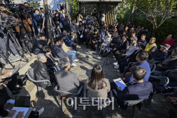 ▲오세훈 서울시장이 28일 서울 구로구 가리봉2구역 재개발 사업 현장을 찾아 주민들과 만나 간담회를 하고 있다. 조현호 기자 hyunho@