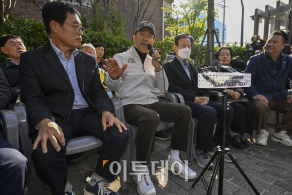 ▲오세훈 서울시장이 28일 서울 구로구 가리봉2구역 재개발 사업 현장을 찾아 주민들과 만나 간담회를 하고 있다. 조현호 기자 hyunho@