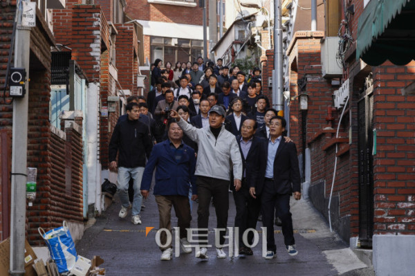 ▲오세훈 서울시장이 28일 서울 구로구 가리봉2구역 재개발 사업 현장을 찾아 일대를 둘러보고 있다. 조현호 기자 hyunho@