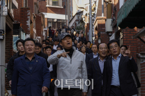 ▲오세훈 서울시장이 28일 서울 구로구 가리봉2구역 재개발 사업 현장을 찾아 일대를 둘러보고 있다. 조현호 기자 hyunho@