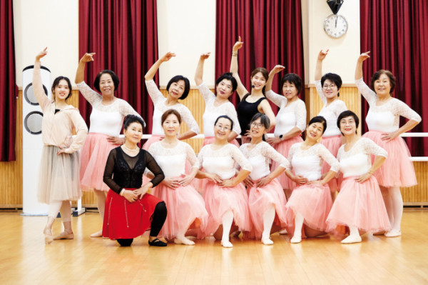 ▲수업 후 단체 사진을 남기는 시니어 발레단. (박진주 프리랜서)