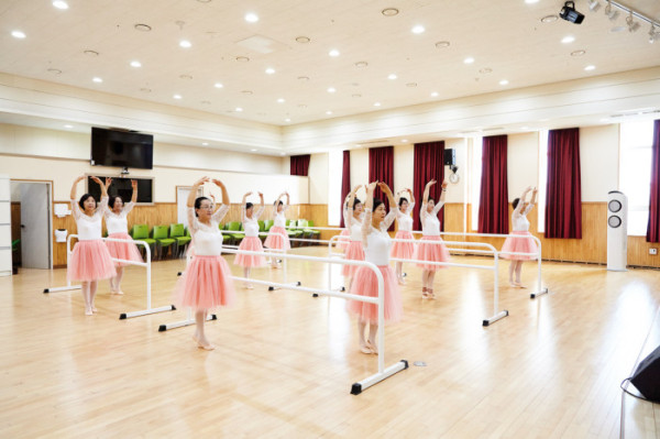 ▲양팔을 둥글게 올리는 ‘앙호(En haut)’ 자세.(박진주 프리랜서)