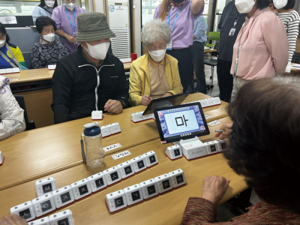 ▲ ‘AI플레도 시니어’를 활용하는 이천노인종합복지관의 시니어들.(플레도)