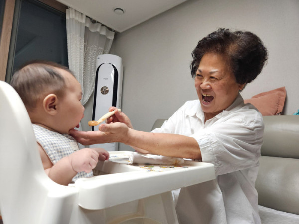 ▲고미랑 씨는 선우 군을 보면 활짝 웃음꽃이 핀다. (윤나래 기자)