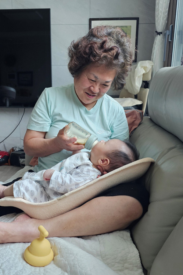 ▲아기에게 정량을 남김없이 먹이는 데에도 베테랑의 노하우가 필요하다. (고미랑 씨 제공)