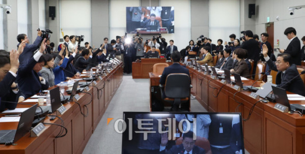 ▲29일 서울 여의도 국회에서 열린 운영위원회 전체회의에서 김병기 위원장이 거수 표결로 토론을 종결하고 있다. 이날 운영위에서는 대통령실 국정감사와 관련해 야당이 요구한 김현지 대통령실 제1부속실장의 증인 채택이 여야 합의에 이르지 못해, 기관증인만 채택됐다. 고이란 기자 photoeran@