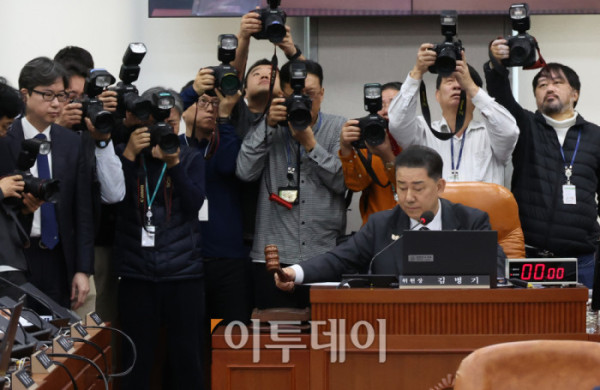 ▲29일 서울 여의도 국회에서 열린 운영위원회 전체회의에서 김병기 위원장이 의사봉을 두드리고 있다. 이날 운영위에서는 대통령실 국정감사와 관련해 야당이 요구한 김현지 대통령실 제1부속실장의 증인 채택이 여야 합의에 이르지 못해, 기관증인만 채택됐다. 고이란 기자 photoeran@