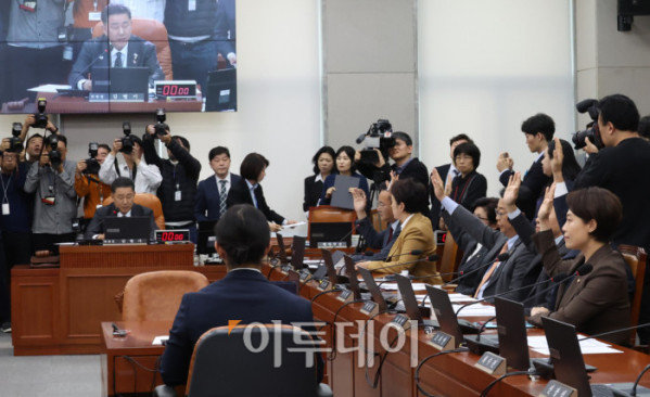 ▲29일 서울 여의도 국회에서 열린 운영위원회 전체회의에서 김병기 위원장이 거수 표결로 토론을 종결하고 있다. 이날 운영위에서는 대통령실 국정감사와 관련해 야당이 요구한 김현지 대통령실 제1부속실장의 증인 채택이 여야 합의에 이르지 못해, 기관증인만 채택됐다. 고이란 기자 photoeran@