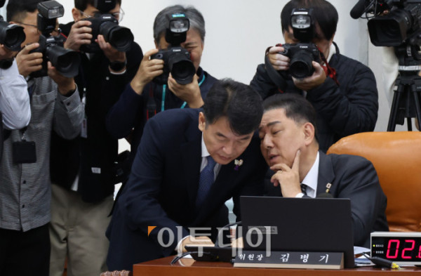 ▲29일 서울 여의도 국회에서 열린 운영위원회 전체회의에서 김병기(오른쪽) 위원장과 문진석 더불어민주당 간사가 대화하고 있다. 이날 운영위에서는 대통령실 국정감사와 관련해 야당이 요구한 김현지 대통령실 제1부속실장의 증인 채택이 여야 합의에 이르지 못해, 기관증인만 채택됐다. 고이란 기자 photoeran@
