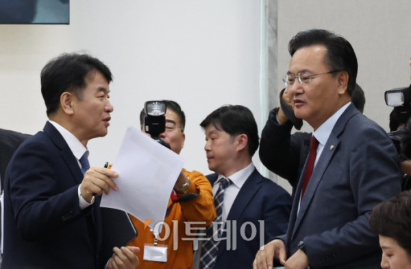 ▲29일 서울 여의도 국회에서 운영위원회 전체회의를 마치고 문진석(왼쪽) 더불어민주당 간사와 유상범 국민의힘 간사가 대화하고 있다. 이날 운영위에서는 대통령실 국정감사와 관련해 야당이 요구한 김현지 대통령실 제1부속실장의 증인 채택이 여야 합의에 이르지 못해, 기관증인만 채택됐다. 고이란 기자 photoeran@