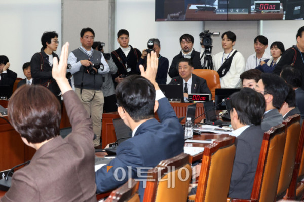 ▲29일 서울 여의도 국회에서 열린 운영위원회 전체회의에서 국민의힘 의원들이 김병기 위원장에게 발언권을 요청하고 있다. 이날 운영위에서는 대통령실 국정감사와 관련해 야당이 요구한 김현지 대통령실 제1부속실장의 증인 채택이 여야 합의에 이르지 못해, 기관증인만 채택됐다. 고이란 기자 photoeran@