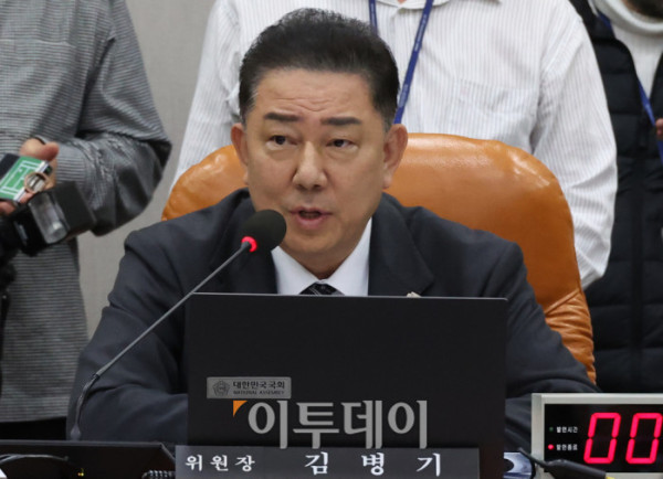 ▲29일 서울 여의도 국회에서 열린 운영위원회 전체회의에서 김병기 위원장이 발언하고 있다. 이날 운영위에서는 대통령실 국정감사와 관련해 야당이 요구한 김현지 대통령실 제1부속실장의 증인 채택이 여야 합의에 이르지 못해, 기관증인만 채택됐다. 고이란 기자 photoeran@