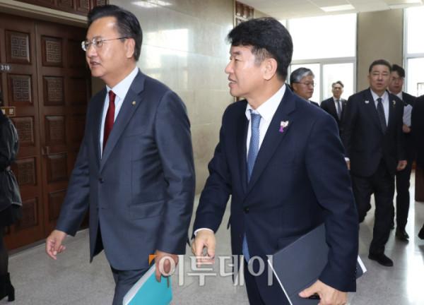 ▲29일 서울 여의도 국회에서 운영위원회 전체회의를 마치고 문진석(왼쪽 두번째) 더불어민주당 간사와 유상범(왼쪽) 국민의힘 간사가 대화하고 있다. 오른쪽은 김병기 위원장. 이날 운영위에서는 대통령실 국정감사와 관련해 야당이 요구한 김현지 대통령실 제1부속실장의 증인 채택이 여야 합의에 이르지 못해, 기관증인만 채택됐다. 고이란 기자 photoeran@