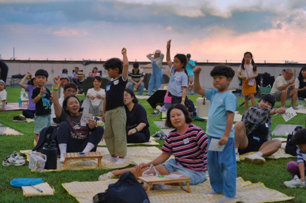 ▲‘가야산 나이트 트레킹’에 참여하는 가족들의 모습.(성주군청)