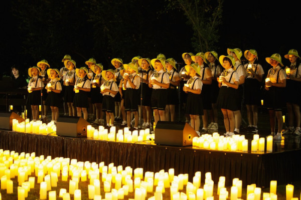 ▲‘대한민국 밤밤페스타’에서 어린이들이 캔들과 함께 합창을 하고 있다.(성주군청)