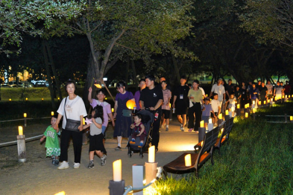 ▲‘성밖숲 나이트워킹’에서 3대 가족이 야간 워킹을 즐기고 있다.(성주군청)