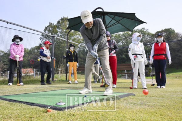 ▲30일 서울 강남구 강남탄천파크골프장에서 열린 제5회 강남구청장배 파크골프대회에서 인터뷰를 하고 있는 강완식 강남구 파크골프협회 회장. 조현호 기자 hyunho@(이투데이)