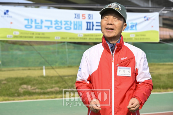 ▲30일 서울 강남구 강남탄천파크골프장에서 열린 제5회 강남구청장배 파크골프대회에서 인터뷰를 하고 있는 강완식 강남구 파크골프협회 회장. 조현호 기자 hyunho@(이투데이)
