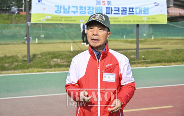 ▲30일 서울 강남구 강남탄천파크골프장에서 열린 제5회 강남구청장배 파크골프대회에서 인터뷰를 하고 있는 강완식 강남구 파크골프협회 회장. 조현호 기자 hyunho@(이투데이)