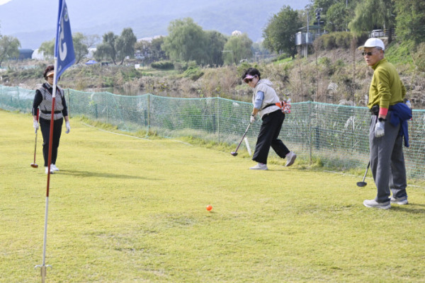 ▲30일 서울 강남구 강남탄천파크골프장에서 열린 제5회 강남구청장배 파크골프대회에서 선수들이 경기를 펼치고 있다. 이날 열린 강남구청장배 파크골프대회는 이투데이피엔씨와 강남구파크골프협회가 공동주관한 대회로 이투데이피엔씨가 시상금·시상품 공동 부담과 더불어 대회 운영용품 등 예산 및 물품을 협찬하고, 우승 트로피 제작을 지원했다. 조현호 기자 hyunho@