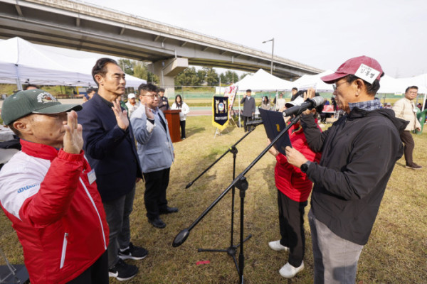 ▲강남구파크골프협회 선수 대표 김동명, 조성자 회원들이 30일 서울 강남구 강남탄천파크골프장에서 열린 제5회 강남구청장배 파크골프대회에서 선수선서를 하고 있다. 이날 열린 강남구청장배 파크골프대회는 이투데이피엔씨와 강남구파크골프협회가 공동주관한 대회로 이투데이피엔씨가 시상금·시상품 공동 부담과 더불어 대회 운영용품 등 예산 및 물품을 협찬하고, 우승 트로피 제작을 지원했다. 조현호 기자 hyunho@