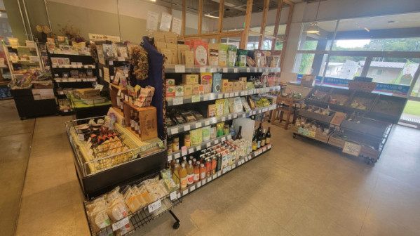 ▲마르셰, 지역에서 채취한 과일과 야채를 판매하고 있다.(신미화 교수)